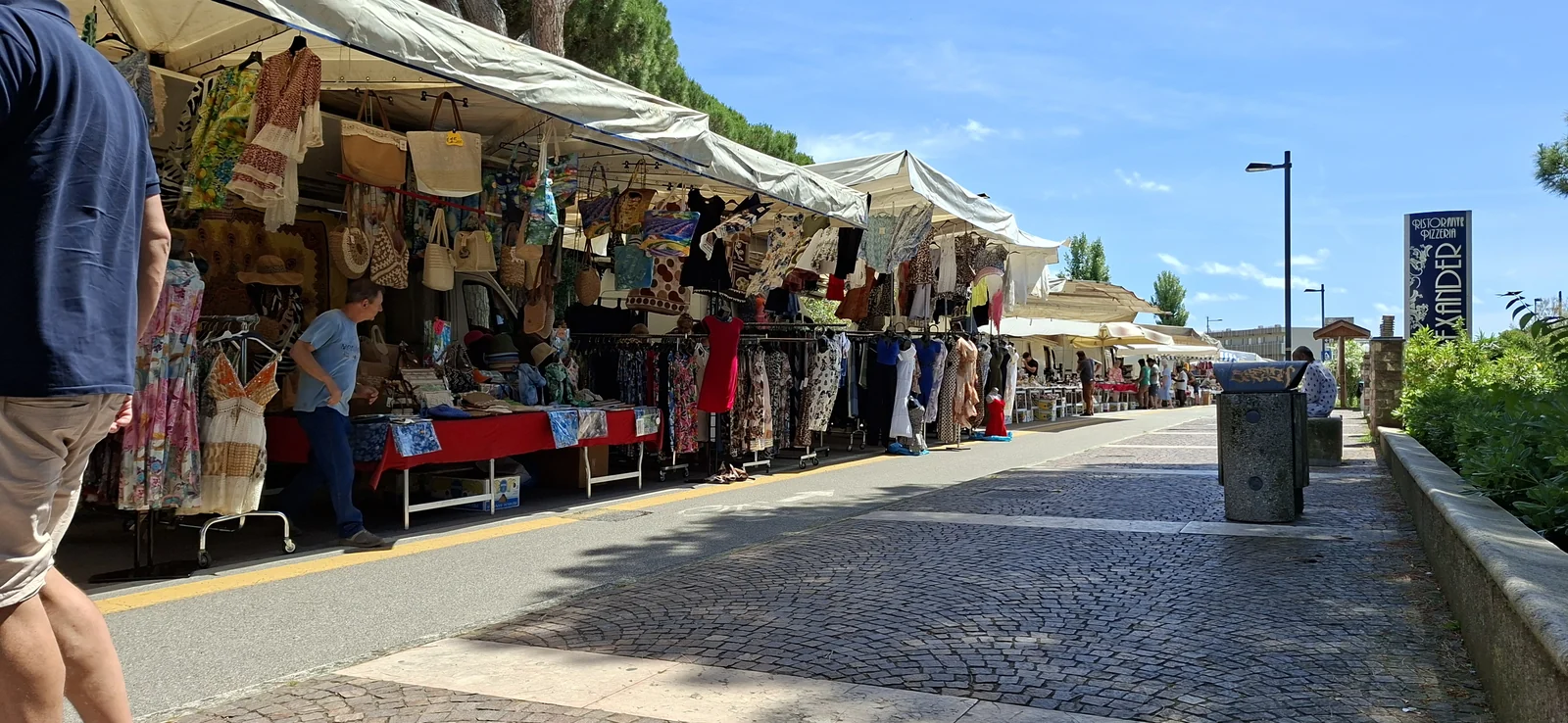 Touristenmarkt in Rosolina Mare am Donnerstag