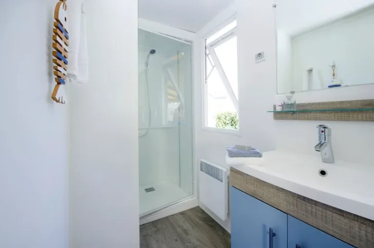EuroCamp   Mobilheim Comfort   2 Schlafzimmer   Max. 6 Personen   Badezimmer mit Dusche