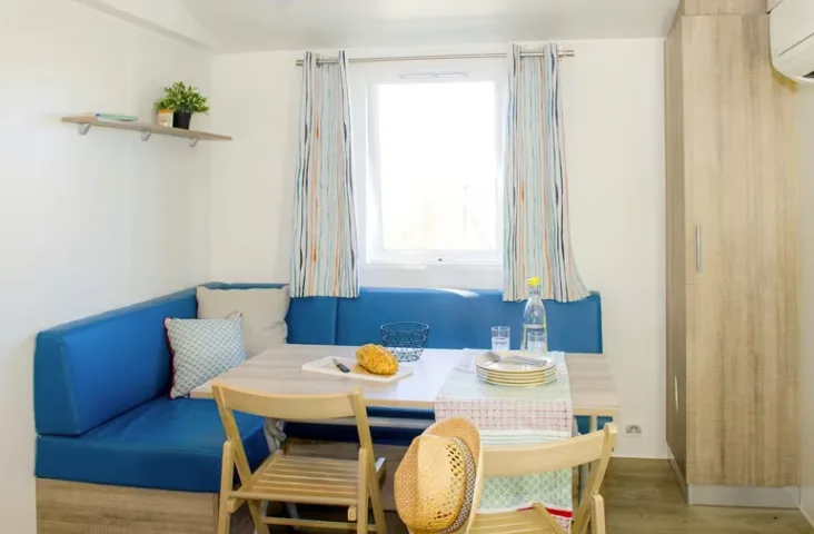 EuroCamp   Mobilheim Comfort   2 Schlafzimmer   Max. 6 Personen   Wohnbereich mit Sitzbank