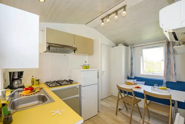 EuroCamp   Mobilheim Comfort   3 Schlafzimmer   Max. 6 Personen   Küche und Essbereich