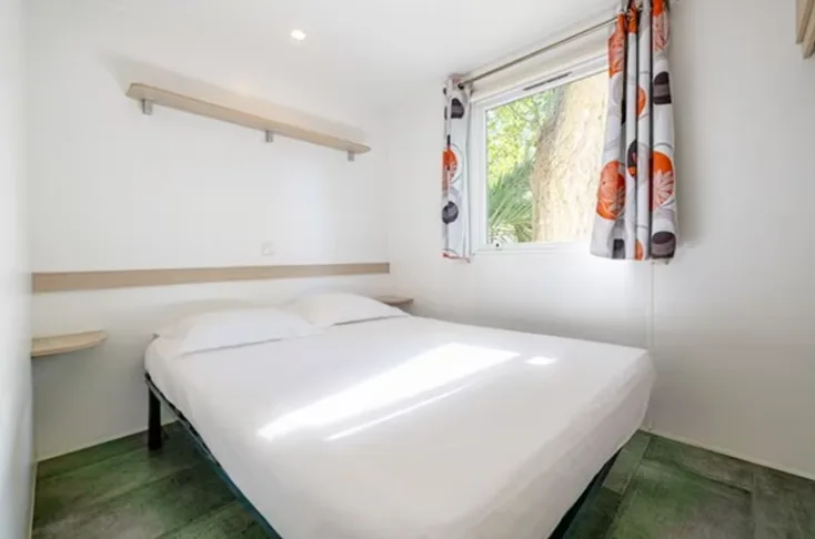 EuroCamp   Mobilheim Comfort   3 Schlafzimmer   Max. 6 Personen   Schlafzimmer mit Doppelbett