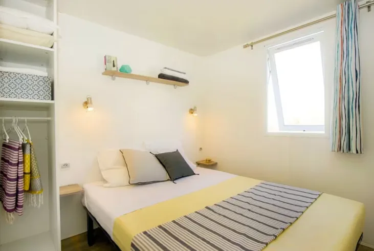 EuroCamp   Mobilheim Comfort   2 Schlafzimmer   Max. 6 Personen   Schlafzimmer mit Doppelbett
