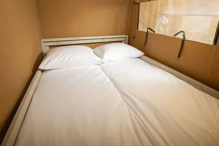 EuroCamp Authentic Plus   Zelt ohne eigenes Sanitär   Schlafbereich mit Doppelbett