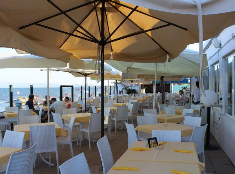 Überdachte Restaurantterrasse in Rosolina Mare